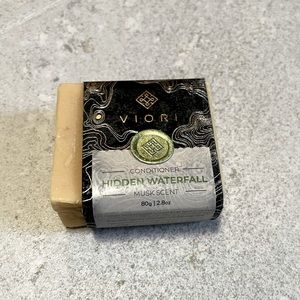 Viori Hidden Waterfall Conditioner Bar